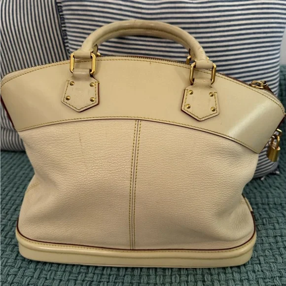 Louis Vuitton Suhali Lockit Bag in Preloved condition